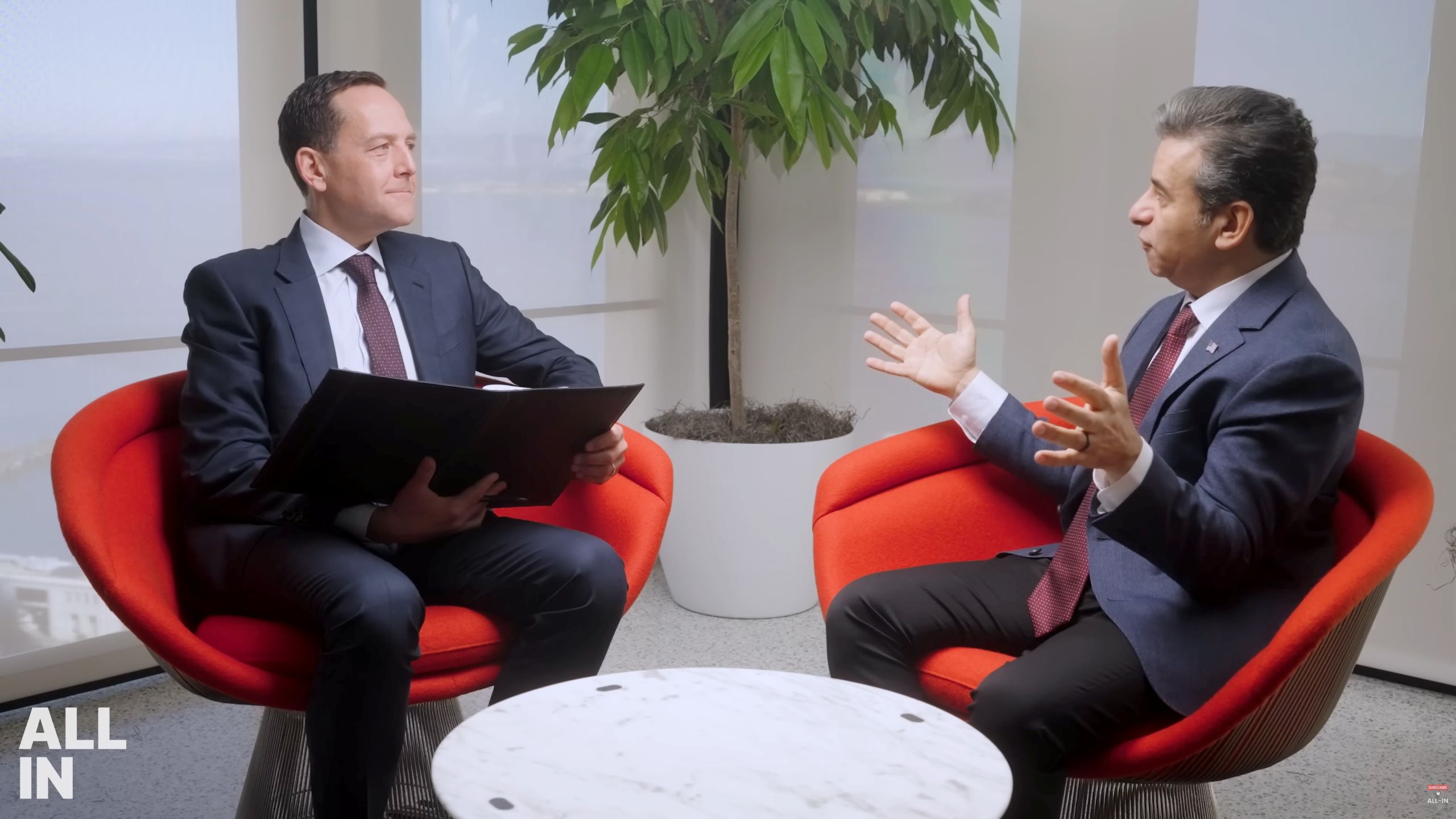 FDA局长Marty Makary(右)接受专访 FDA局长Marty Makary(右)接受专访